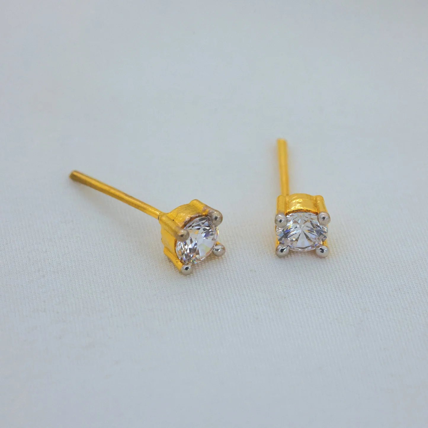 24kt Gold Plated Unique Design Single Diamond Lightweight Dailywear Earrings - Handa Bangles