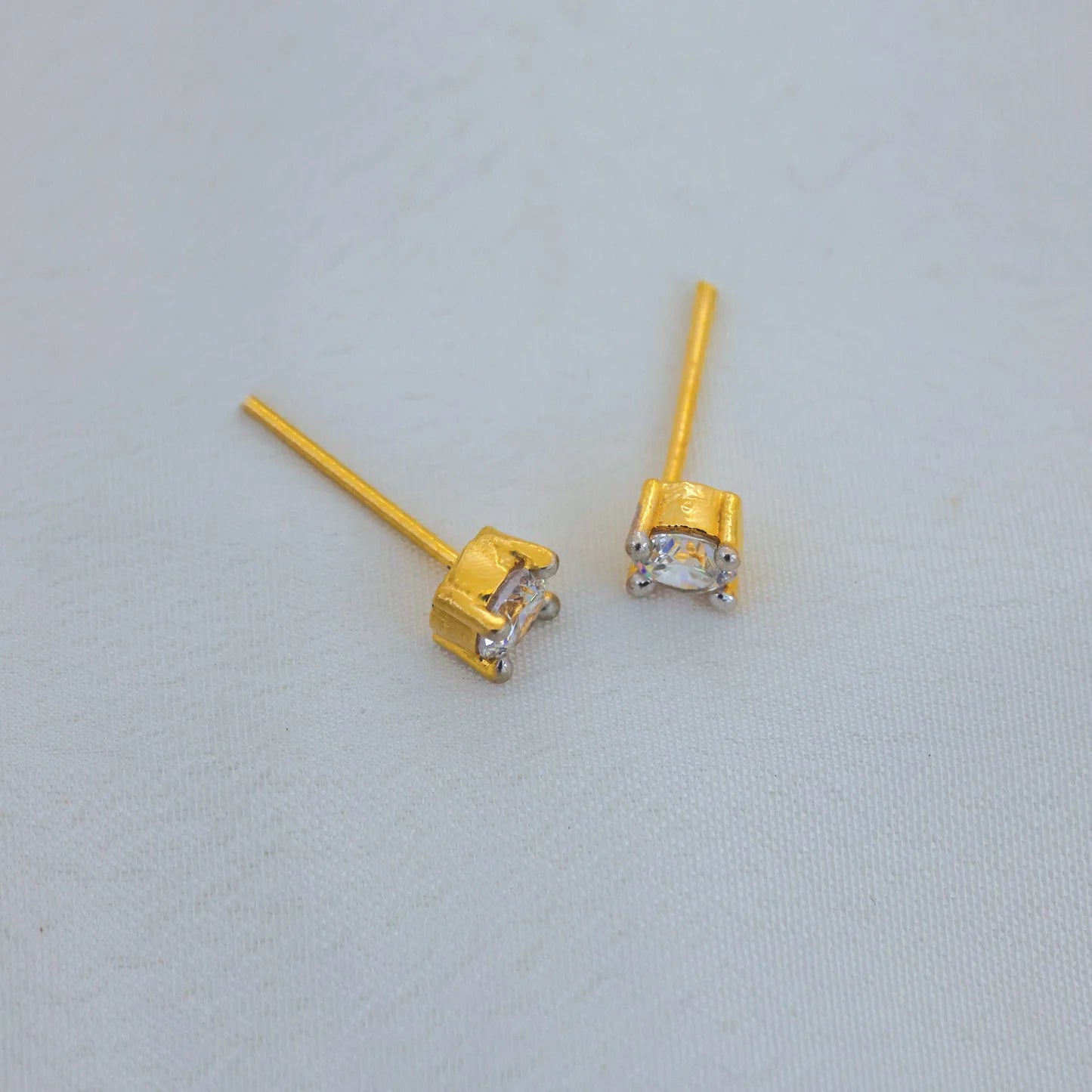 24kt Gold Plated Unique Design Single Diamond Lightweight Dailywear Earrings - Handa Bangles